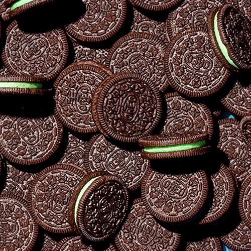 Vista 5 de OREO Galletas sándwich de chocolate con crema de menta, tamaño de fiesta, 24.95 onzas