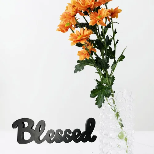 Vista 5 de YUMBOR - Letrero de madera negra con recorte de texto en inglés «Blessed Freely Stand» para decoración de mesa de cocina, mesa, chimenea, mantel