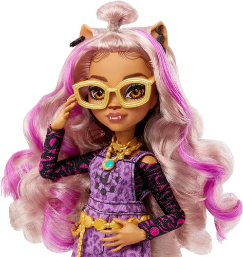 Vista 4 de Muñeca Monster High, Clawdeen Wolf con cabello con rayas púrpuras en su look característico con accesorios de moda y mascota perruna Crescent