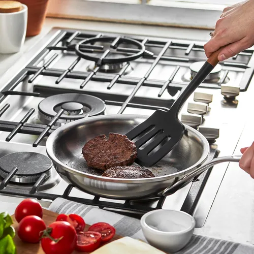 Vista 8 de STAUB Espátula de silicona con voladizo, perfectamente angulada para levantar panqueques, sándwiches y recoger verduras. De silicona negra mate