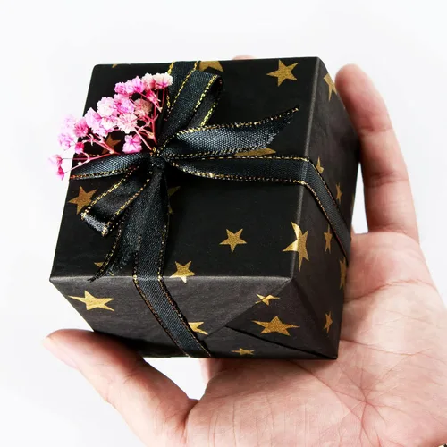 Vista 6 de MR FIVE 100 hojas de papel de seda negro con estrella dorada a granel, 20 x 14 pulgadas, papel de estrella negro dorado para bolsas de regalo