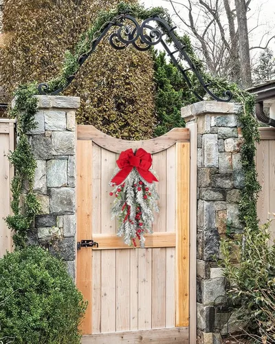 Vista 8 de Guirnalda Navideña en Forma de Lágrima Preiluminada de 28 pulgadas, Decorada con Ramas de Pino Artificial Nevadas, Bayas Rojas, Lazo con Alambre
