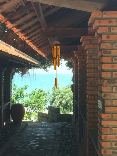 Vista 6 de Campanas de viento hechas a mano, 5 tubos de campana de bambú, parte superior de madera de coco, campanillas de madera de tono bajo y profundo