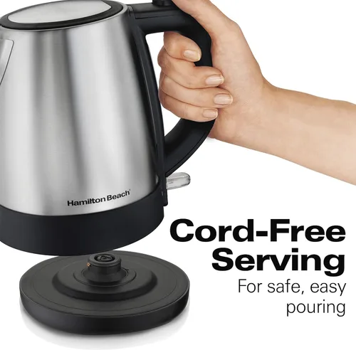Vista 3 de Tetera eléctrica de acero inoxidable de 33,8 onzas 40998 de Hamilton Beach, color plateada.