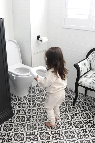 Vista 6 de Dreambaby Asiento de orinal suave al tacto, cómodo asiento acolchado, con base alta debajo para un posicionamiento seguro, se adapta a la mayoría