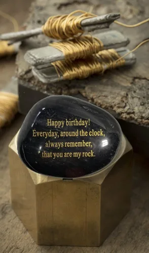 Vista 3 de Regalo de cumpleaños para adultos, con texto en inglés "Happy Birthday! Everyday, Around The Clock, Always Remember, That You are My Rock".