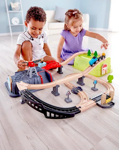 Vista 6 de Hape Conjunto Railway Bucket Builder Juguete de Tren de Madera Multicolor de 50 Piezas, Kit de Construcción para Niños