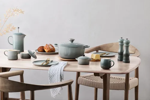 Vista 6 de Le Creuset Stoneware Signature, Artichaut Cream & Sugar Set, Crema: 10.1 fl oz, Azúcar: 8oz