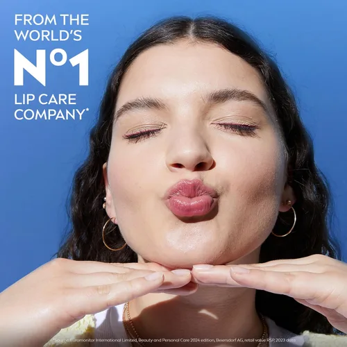 Vista 13 de NIVEA Blackberry Lip Care, bálsamo labial teñido con manteca de karité, aceites nutritivos y vitamina C y E, humedad 3 en 1, reparación