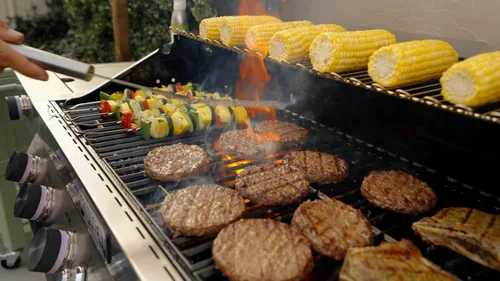 Vista 2 de Monument Grills Parrilla de barbacoa inteligente de gas natural convertible de 6 quemadores de acero inoxidable Denali 605 con kit de conversión