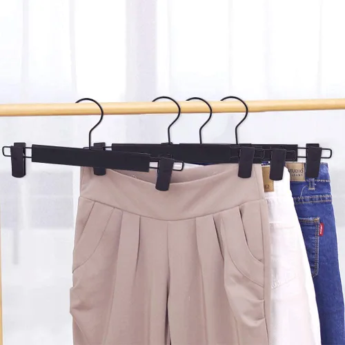 Vista 4 de Perchas para faldas, perchas para pantalones con clips, ganchos giratorios de 360 ° que ahorran espacio para pantalones, faldas, ropa, jeans Negro