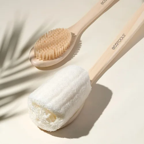 Vista 4 de EcoTools Cepillo de cerdas de baño, cepillo de baño con mango largo, limpieza de espalda y zonas difíciles de alcanzar, cepillo de ducha ecológico