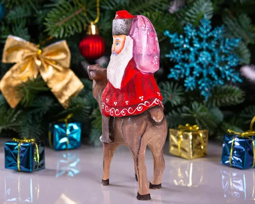 Vista 4 de Figura de Papá Noel tallada a mano de madera - Decoración pintada de Feliz Navidad y Año Nuevo - Talla de madera maciza - Hecho en Ucrania