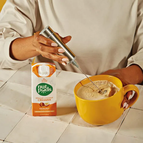 Vista 7 de nutpods Paquete de crema de café no lácteo: un paquete de 4 de nuestra crema original y un paquete de 4 de nuestra crema de avellanas.