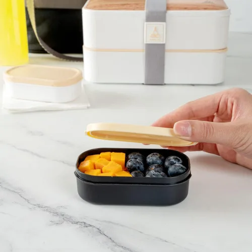 Vista 5 de Restaurantware Bento Tek - Recipientes de salsa de 3.7 x 2.2 x 1.1 pulgadas, 4 tazas negras con tapas, con tapa beige, de plástico para microondas