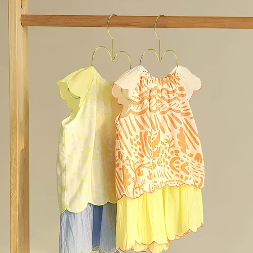Vista 4 de 5 perchas de nube para ropa de niños, perchas de metal antideslizantes para niños, ropa para niños, suéter