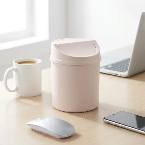 Vista 4 de Mini basurero de escritorio de 2 L, pequeño cubo de basura con tapa oscilante, color rosa Estructura portátil ligera, compacta de 0.5 galones