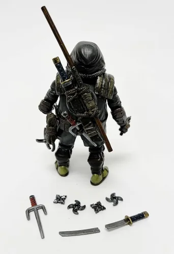 Vista 3 de PlayMates Teenage Mutant Ninja Turtles: The Last Ronin presenta una figura de acción exclusiva, multicolor