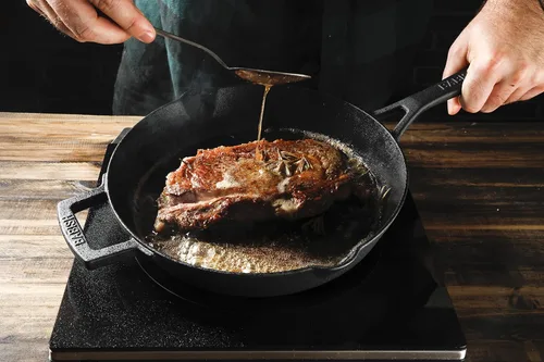 Vista 4 de Babish Sartén de hierro fundido presazonado de 10 pulgadas – Sartén antiadherente duradera para sellar, saltear y usar en el horno