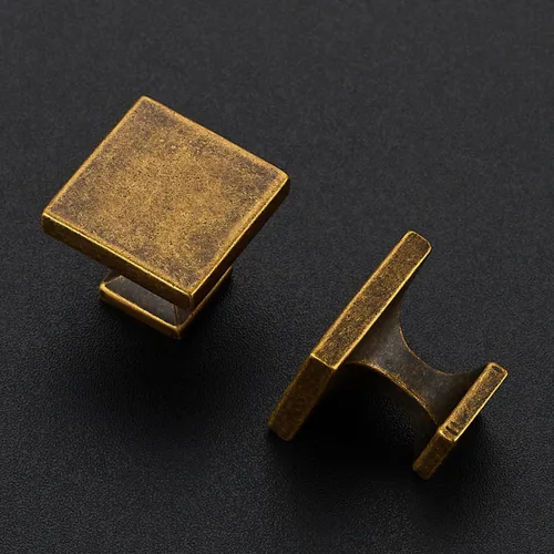 Vista 2 de Perillas de Gabinete de Latón Antiguo Cuadradas para Gabinetes y Cajones Accesorios de Cocina Paquete de 5