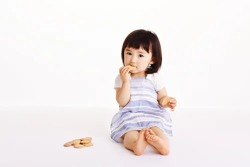 Vista 2 de Baby Buddy El clip para babero convierte cualquier paño, toalla o servilleta de papel en baberos desechables instantáneos, accesorios de viaje