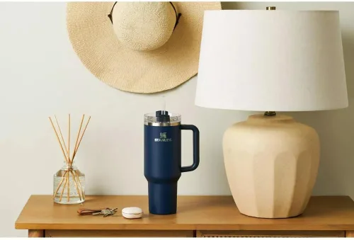 Vista 3 de STANLEY x Magnolia - Vaso de acero inoxidable H2.0 Flowstate Quencher de 40 onzas, color azul marino Voyage