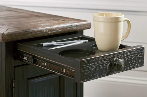 Vista 11 de Signature Design by Ashley Tyler Creek - Mesa auxiliar rústica para silla con bandeja extraíble y puertos USB, color marrón