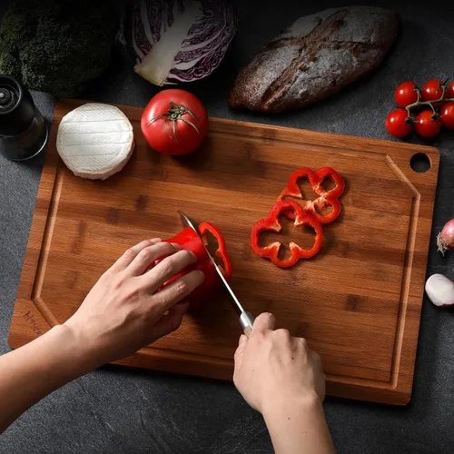 Vista 6 de Hiware Tabla de cortar de madera para cocina, tabla de cortar de bambú resistente con ranura para jugos, juego de tablas de cortar de bambú