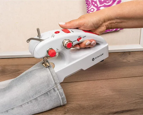 Vista 2 de SINGER Stitch Quick + Paquetes de máquina de coser portátil inalámbrica (Stitch Quick + de dos hilos)