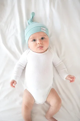 Vista 4 de Copper Pearl - gorro de bebé con nudo superior elástico suave