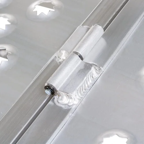 Vista 5 de Black Widow Rampa de Carga de ATV de Aluminio Extra Ancha Tri-Plegable con Superficie de Placa Perforada 77" x 54" - Capacidad de Peso de 1,500 lb