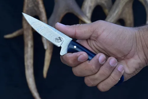 Vista 7 de Knives Ranch Cuchillo EDC de hoja fija de 7 pulgadas, cuchillo de caza, acero de damasco, espiga completa, mango de hueso, funda de cuero