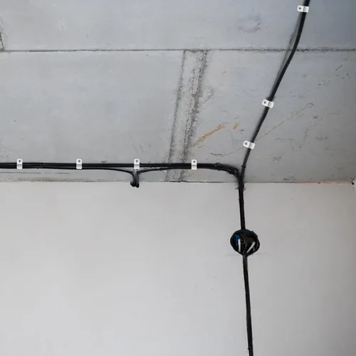 Vista 7 de Xindojuz - 100 abrazaderas de conducto, clips de cable de 1/4 de pulgada para exteriores con un agujero, abrazaderas de alambre de acero chapado