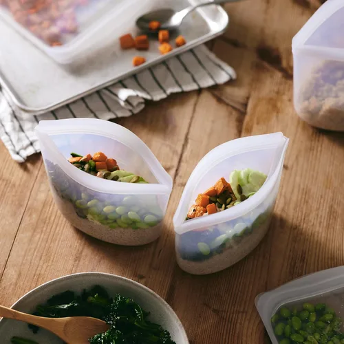 Vista 3 de Bolsa de almacenamiento de alimentos reutilizable de silicona premium Stasher, transparente, apta para microondas, al vacío, lavavajillas, horno