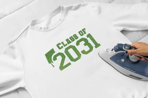 Vista 2 de Class of 2031 Iron On Decal, Graduation Shirt Transfer, Graduate Tshirt Patch, DIY Crafts, Graduation Cap, Pick Size and Color, Iron-On Almost Black