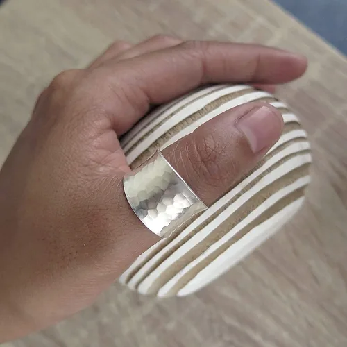 Vista 5 de Hammered Sterling Silver Handmade Wide Band Ring, Classic Shiny Finish Wrap Band, Adjustable to Sizes 6-12, Can fit Also as Thumb ring, Gift for Her