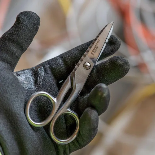 Vista 9 de Klein Tools 2100-9 Tijeras de Electricista de Acero Inoxidable, Fabricadas en Estados Unidos, Tijeras de Mango de Caída Libre de 5.25 Pulgadas