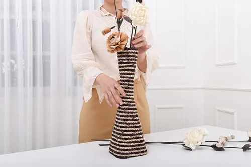 Vista 6 de Leewadee Jarrón grande de mimbre para piso, hecho a mano, hecho de bambú y basta, sofisticado embudo para ramas decorativas, 16 pulgadas, marrón