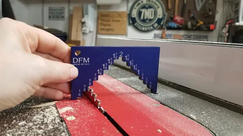 Vista 7 de DFM Tool Works Medidor de altura de sierra, sierra de mesa de precisión y herramienta de mesa de enrutador para alineación y calibración, escalones