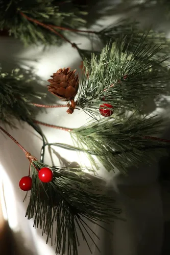 Vista 2 de Guirnaldas de cedro artificial de 6.4 pies, guirnalda de pino de invierno de tacto real con bayas rojas, guirnalda de vegetación verde para mesa