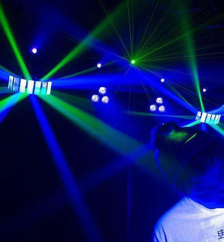 Vista 7 de CHAUVET DJ GigBAR 2, paquete de sistema de iluminación multi-efecto 4 en 1 con 2 cables DMX y paño de pulido Austin Bazaar