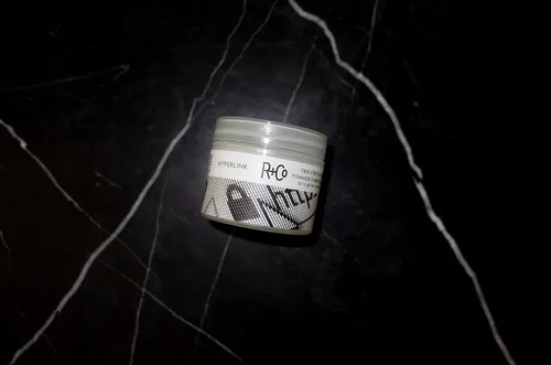 Vista 3 de R+Co HYPERLINK Fiber Stretch Pomade – Hair Styling Pomade for Hold & Flexibility, Adds Texture & Definition, All Hair Types