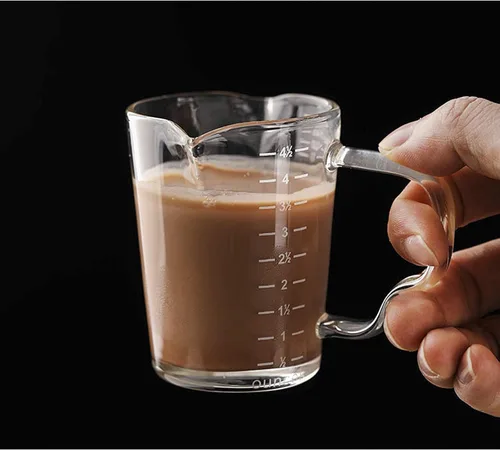 Vista 4 de Taza medidora de vidrio de 4 1/2 onzas con doble boquilla para café expreso, vaso graduado con mango aislado, jarra triple de escala transparente