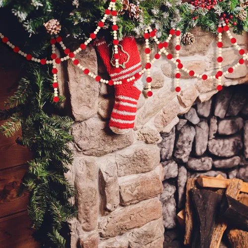 Vista 4 de Barydat 2 guirnaldas de bolas de fieltro de lana roja de 144 pulgadas con cuentas de madera, guirnalda de pompones de fieltro, decoración de árbol