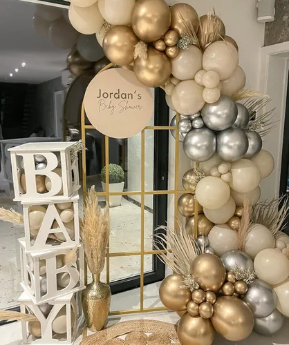 Vista 3 de Arco de guirnalda de globos de color blanco arena y plata, 135 unidades, color beige, blanco y dorado cromado, arco de globos plateados, arco