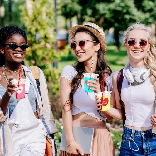 Vista 7 de Eaasty Juego de 20 vasos de plástico para el día de San Valentín con tapa y pajitas, 12 onzas, con corazón, desechables, con calcomanía, suministros