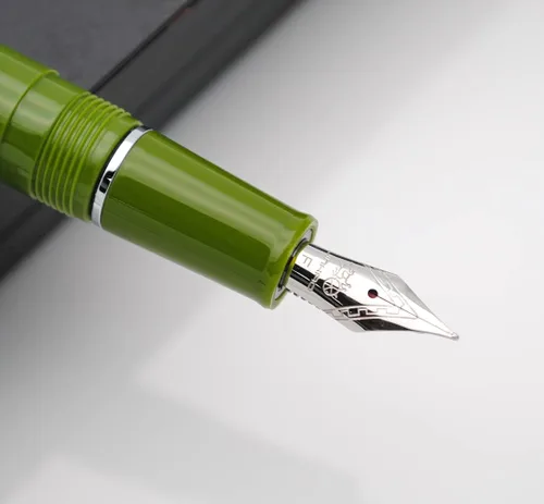 Vista 2 de JINHAO 82 - Pluma estilográfica con clip plateado (punta F 0.020 in, verde aguacate)