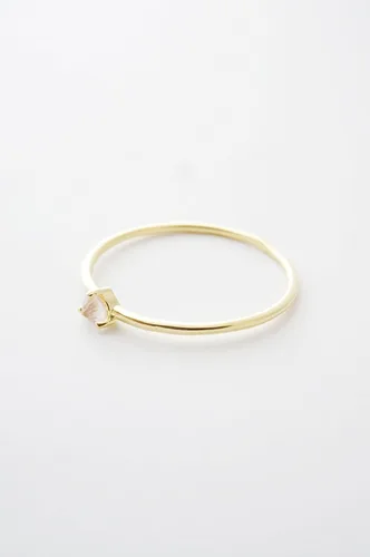 Vista 2 de Honeycat Anillo de punta de cristal de cuarzo rosa en oro, oro rosa o plata Joyería minimalista y delicada