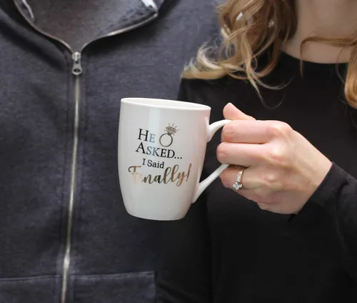 Vista 4 de Lillian Rose Preguntado, I Said Finally Taza de café, 4", crema, CM100 HA