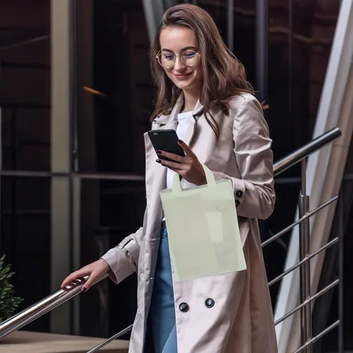 Vista 3 de Bolsas de regalo de plástico de Prime Line Packaging, bolsas de compras con asas para pequeñas empresas, boutiques y clientes minoristas, bolsas